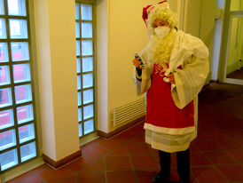 Als ‚Weihnachtsfrau' zur Weihnachtsfeier in der JVA Fulda